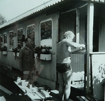 OVER STRANDEN 6 - En togvogn forvandles til et sommerhuset Sporløs i 1960 OVER STRANDEN 6 - En togvogn forvandles til et sommerhuset Sporløs i 1960